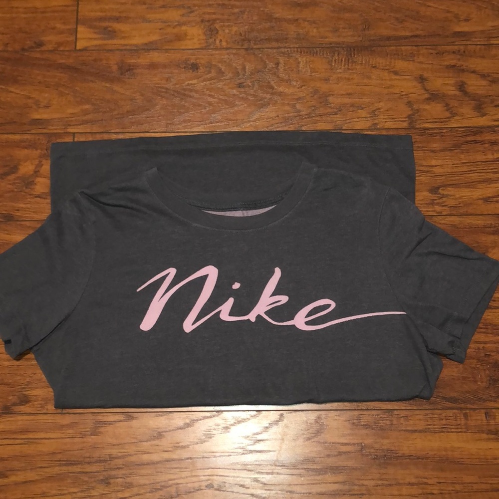 Women’s Nike tee - Picture 2 of 5